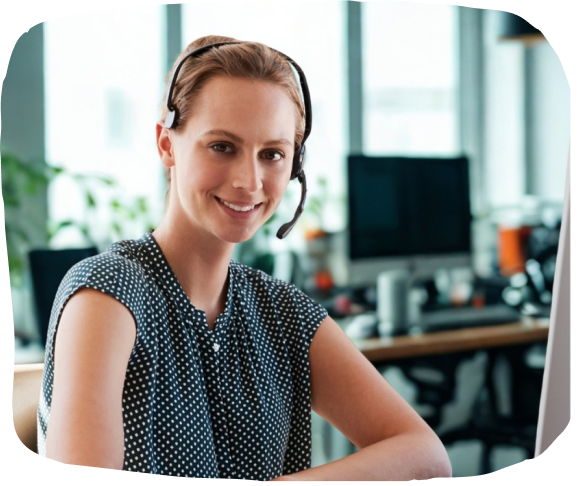 Une facturière IDEL dédiée portant un casque qui sourit 