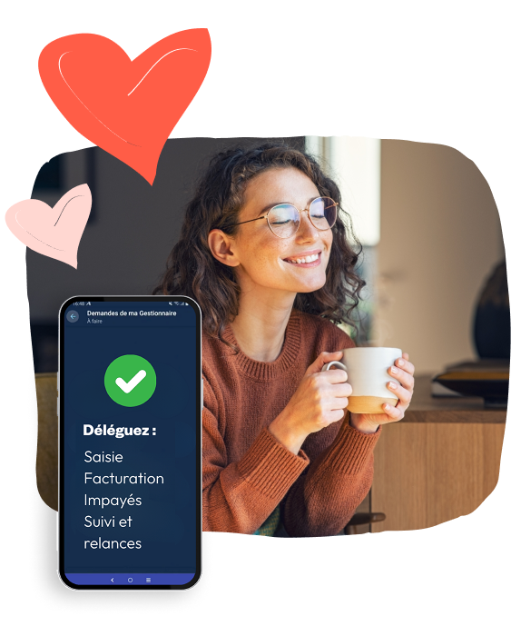 IDEL qui boit un café en souriant et avec l'application sur smartphone