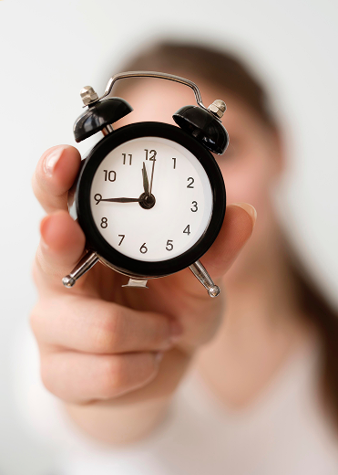 Idel qui tient un réveil pour gagner du temps